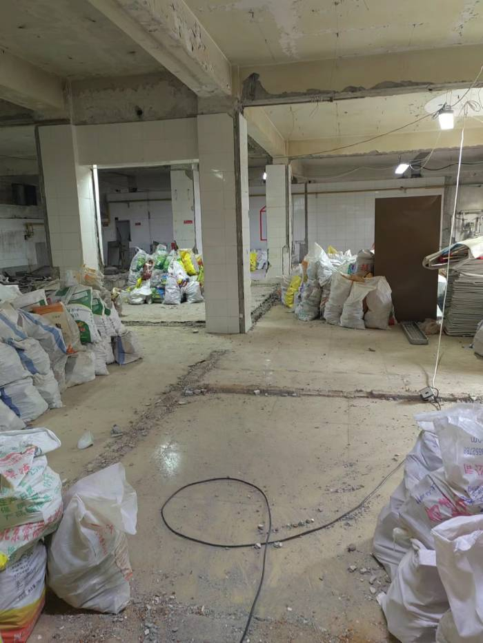 4号楼一层摆满建筑垃圾。 于丽丽/摄