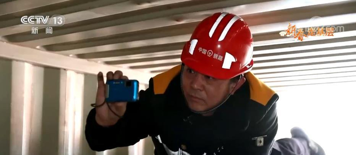 　　集装箱内货物种类不同，形状和重量不同，在车厢内的受力点也就不同，因此每种货物都要有专门的装载加固方案。