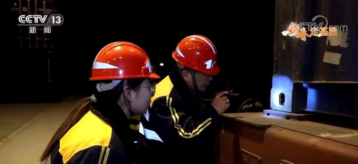 　　班列出发前3小时，李文琛正在对班列进行最后的安全检查。