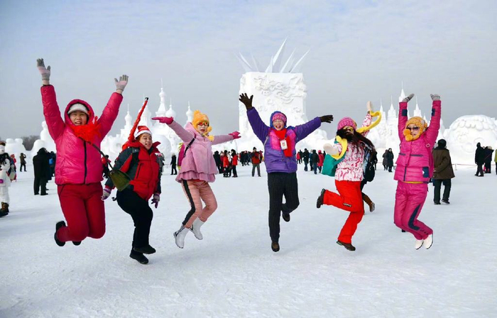 游客在雪博会玩嗨了