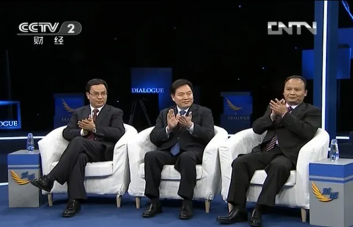 2012年李河君（左一）与协鑫集团董事长朱共山、通威集团董事长刘汉元一同参加央视节目。