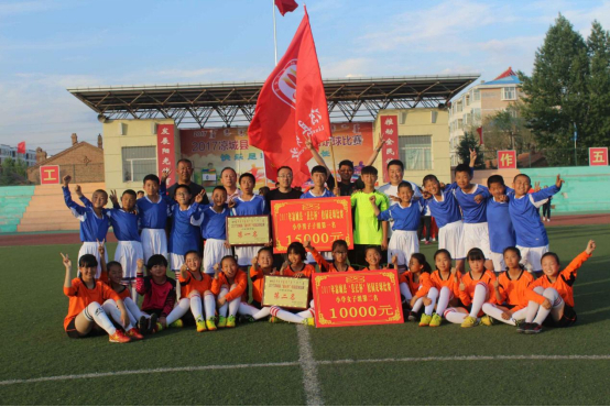 ▲2017年“县长杯”足球赛，马海军带领凉城二小取得多个奖项。
