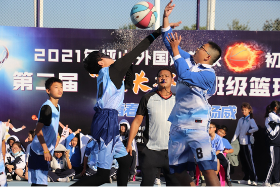 ▲坪外的初中部篮球联赛，球员们在场上拼抢。