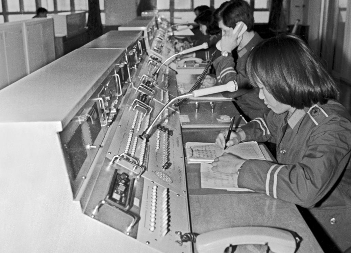 　　1986年2月，杨蕴华（右一）在开通初期的广州110报警服务台工作。周晓辉摄