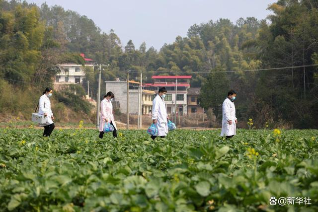 1月5日，衡阳县溪江乡卫生院家庭医生签约团队队员上门为村民进行健康检查。新华社发（刘欣荣摄）