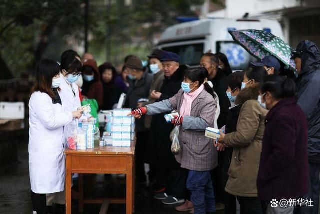 2022年12月28日，在赤水市石堡乡朝阳社区，医护人员为群众发放药品。 新华社发（王长育摄）