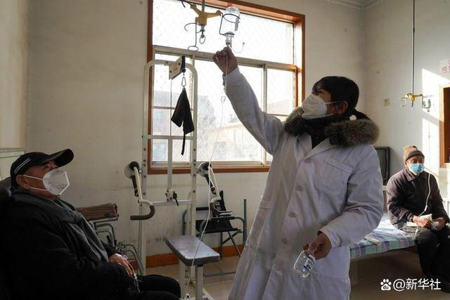 1月10日，山东省济南市长清区大崮山村卫生室全科医生王玉新为前来输液的村民换药。新华社记者 朱峥 摄