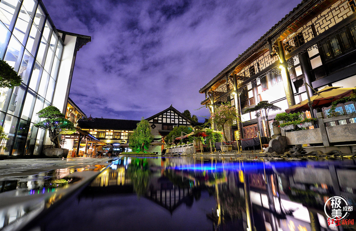 ▲文殊坊五岳宫夜景。五岳宫是成都具有代表性的古建筑之一，是非遗文化一条街的地标性建筑