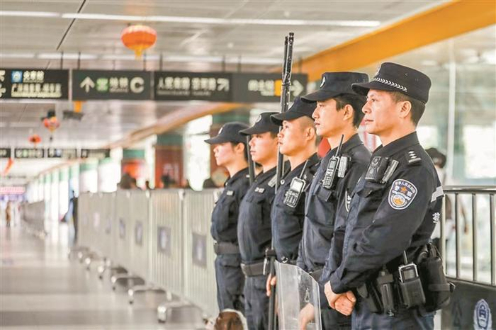 ▲深圳警察走街串巷巡逻执勤，守护城市平安。