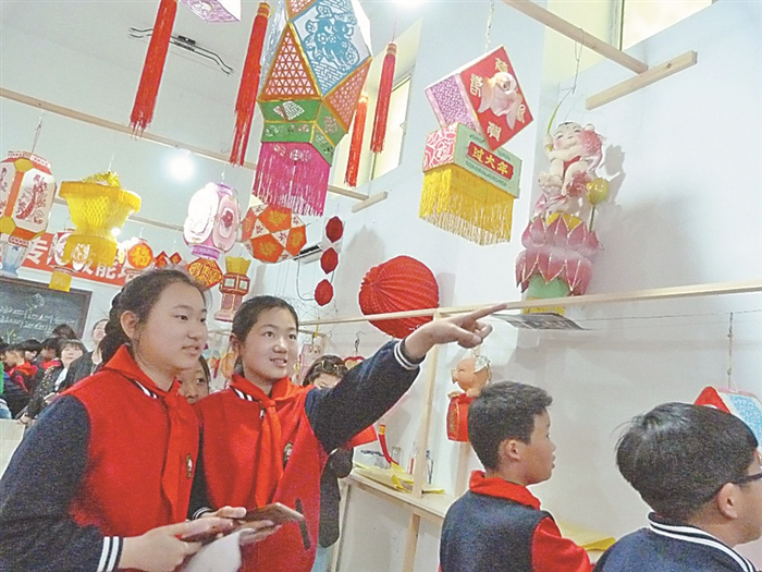     孩子们兴致勃勃地参观彩灯协会。图片由宁安市委宣传部提供