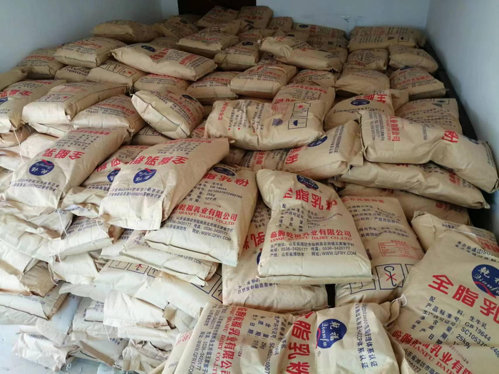 山东奶农大强带回牧场的少部分喷粉。 &nbsp;受访者供图