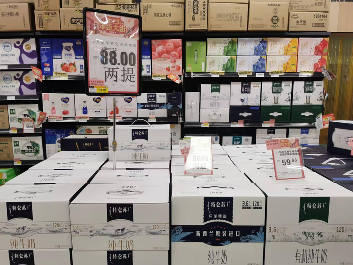 节前各大乳品品牌利用打折、买赠等促销手段增加销量。 &nbsp;新京报首席记者 郭铁 摄