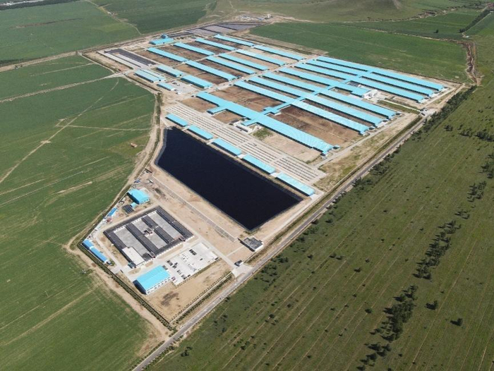 　　简爱酸奶父爱牧场地处“黄金奶源带”