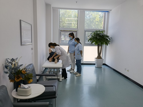 　　用户在奥托博克康复体验中心接受专业服务