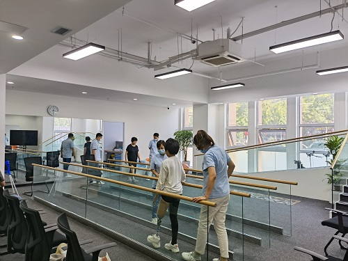 　　用户在奥托博克康复体验中心练习步态