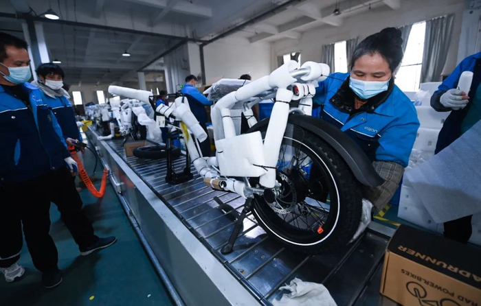 1月3日，浙江金华一家专业助力电动自行车外贸企业在车间内打包一批出口的助力电动自行车。 新华社记者 徐昱 摄