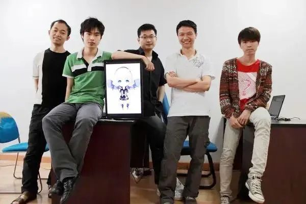 创业初期的米哈游小团队（从左至右分别为罗宇皓、蔡浩宇、靳志成、刘伟、张庆华）