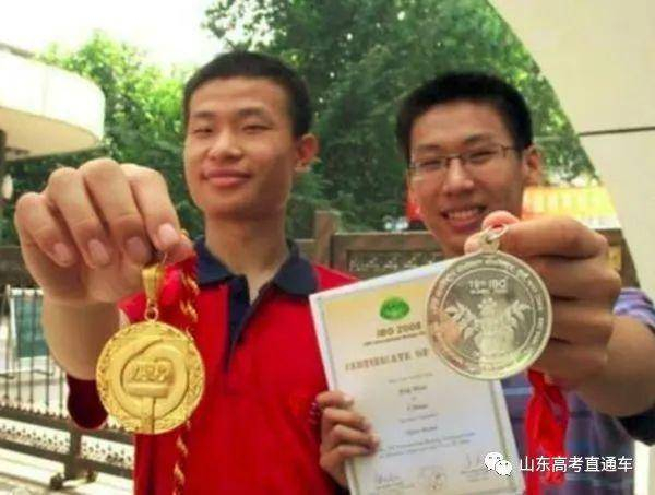 图中左为韦东奕