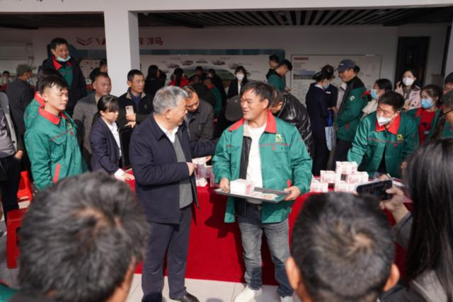 凌继河（左）为种粮能手发放奖金。新华社记者 周密 摄