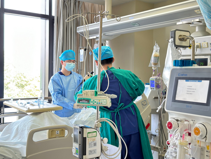 ICU医护给患者进行负压吸痰操作 健康界/拍摄