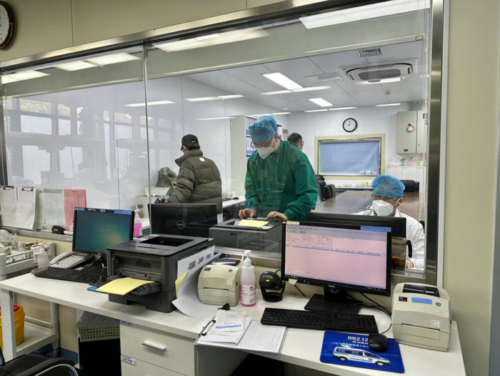 忙碌的急诊科医生 健康界/拍摄