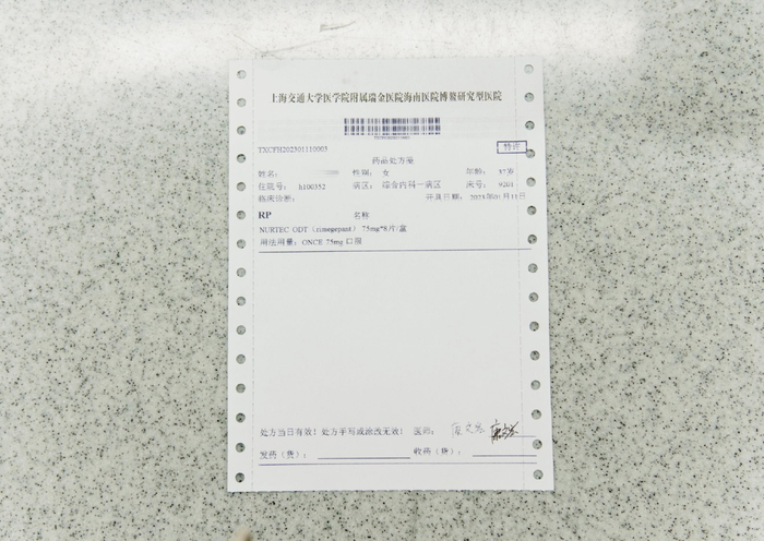 瑞金海南医院神经内科副主任医师康文岩为患者王女士（化名）开出了国内首张处方。记者 苏桂除 摄