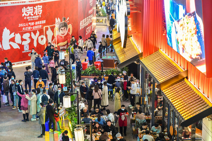 2022年10月6日，北京，国庆假期，五棵松华熙LIVE商场人头攒动，大批市民和游客前来逛街消费。各个餐厅顾客云集。