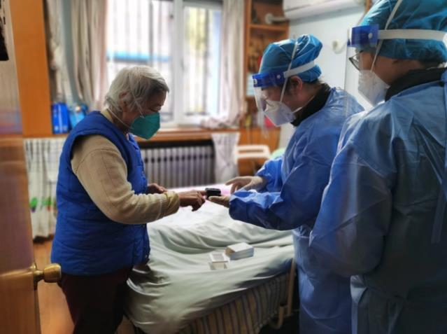 △2022年12月29日，北京海淀区学院路街道林大北路社区，家庭医生给辖区独居老人免费发放指氧仪。