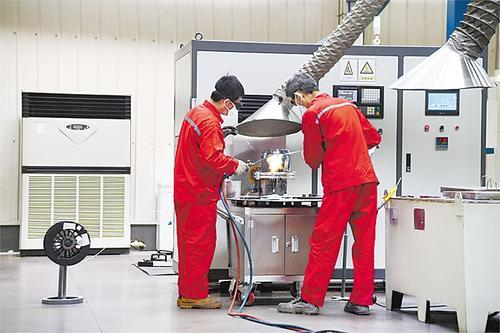     沧州格锐特钻头有限公司工人正在作业。