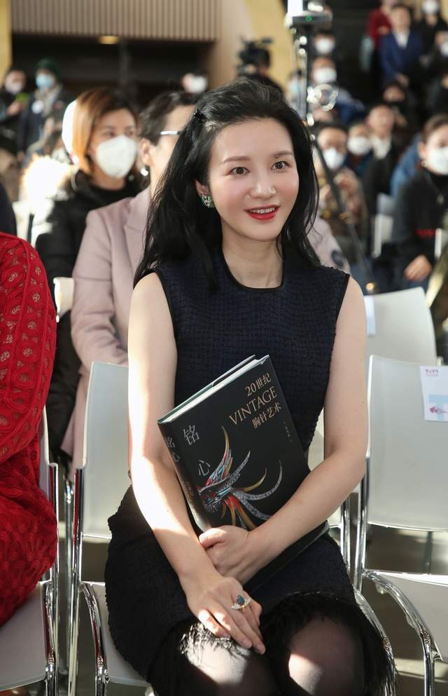 　　图为胸针收藏家 郑莺燕