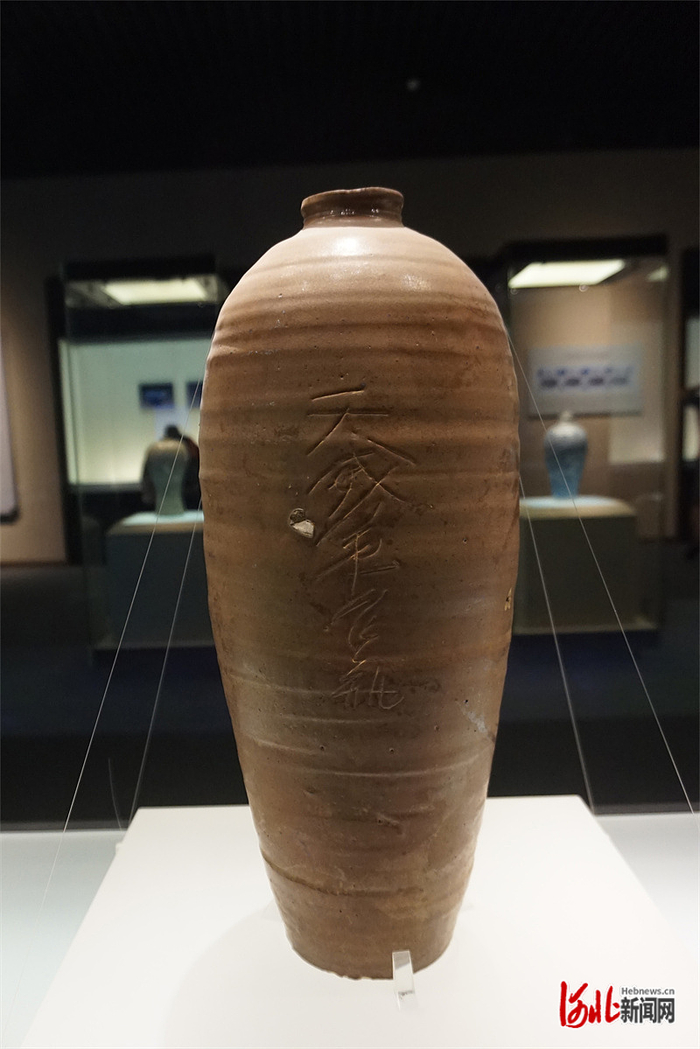 宋代井陉窑酱釉“天威军官瓶”。（河北博物院藏）河北日报记者 王思达摄