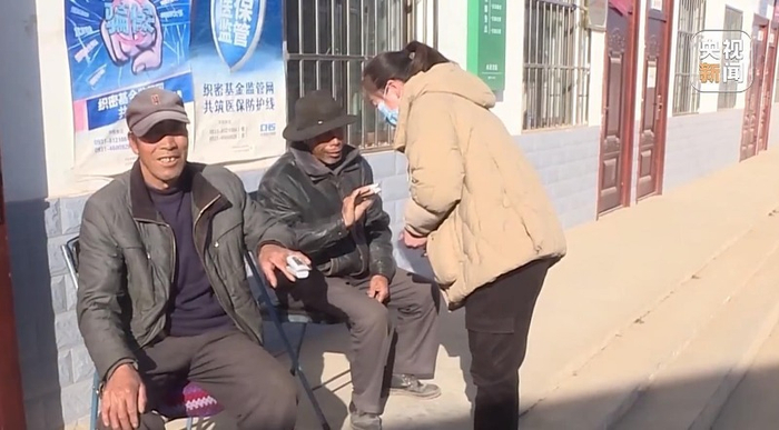 △1月8日下午，离兰州市区不远的榆中县城关镇杨家庄村卫生室，刚刚配发的指氧仪已经开始为村里的老人们提供检查服务。