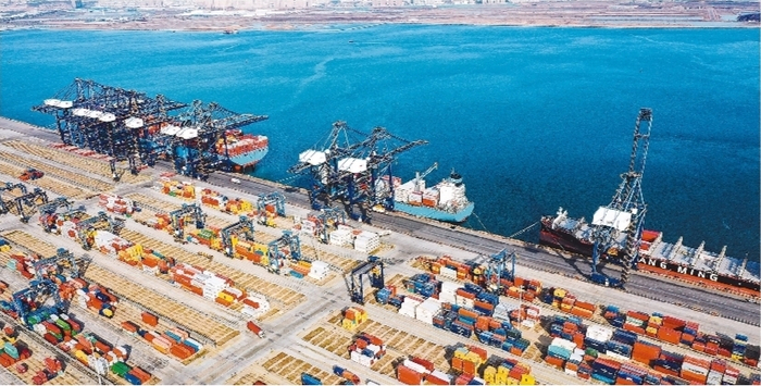         辽港集团大连港集装箱码头作业现场。赵光辉  摄