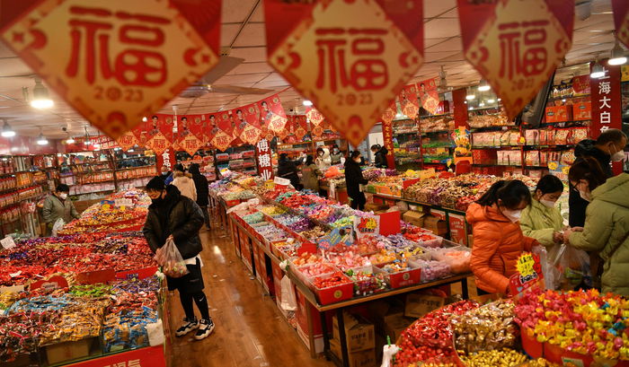 2023年1月12日，石家庄南三条市场，市民采购年货。随着农历兔年春节临近，前来选购年货的市民络绎不绝。中新社记者 翟羽佳 摄