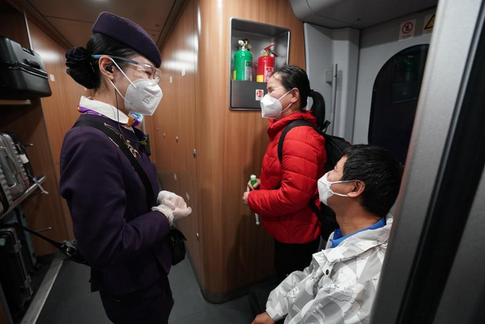 1月9日，郎茜等待列车到站协助盲人夫妇安全下车。新华社记者季春鹏 摄