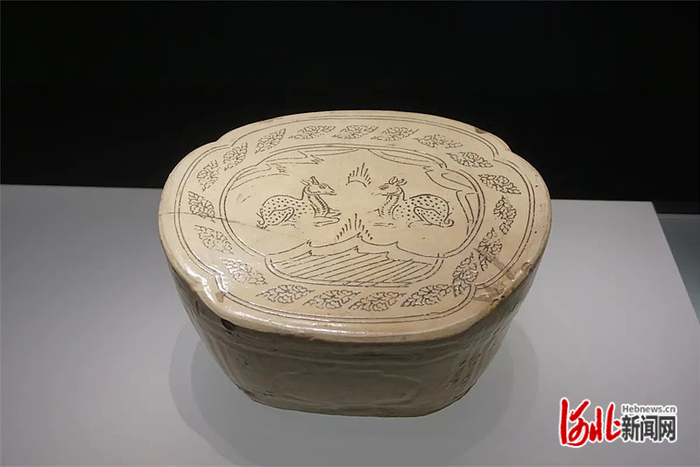 金代井陉窑白釉刻双鹿纹枕。（河北博物院藏）河北日报资料片