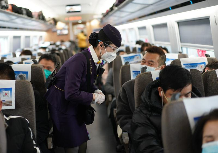 1月9日，郎茜在列车上服务旅客。新华社记者季春鹏 摄