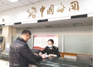         大连周水子机场海关关员指导企业办理通关业务。李　　洋  摄