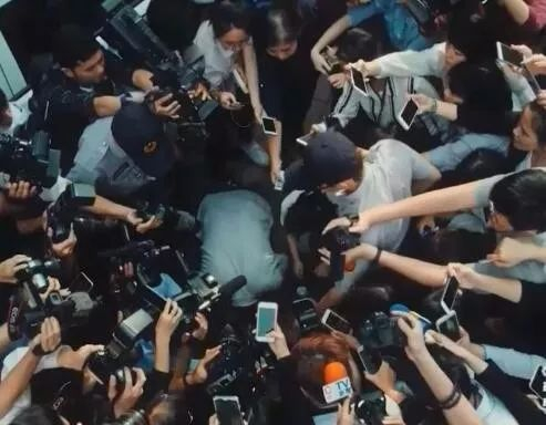 《我们与恶的距离》 杀人凶手的父母向媒体下跪