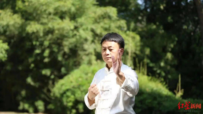 2022年4月，眉山三苏祠，王枫在打太极拳。受访者供图