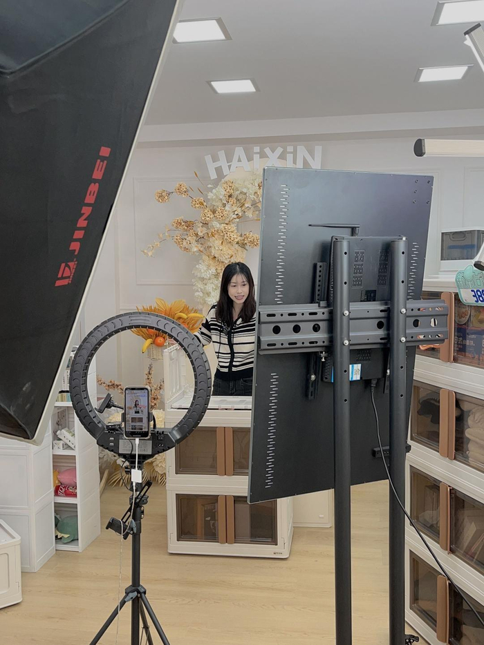 　　海兴通过直播介绍产品特征