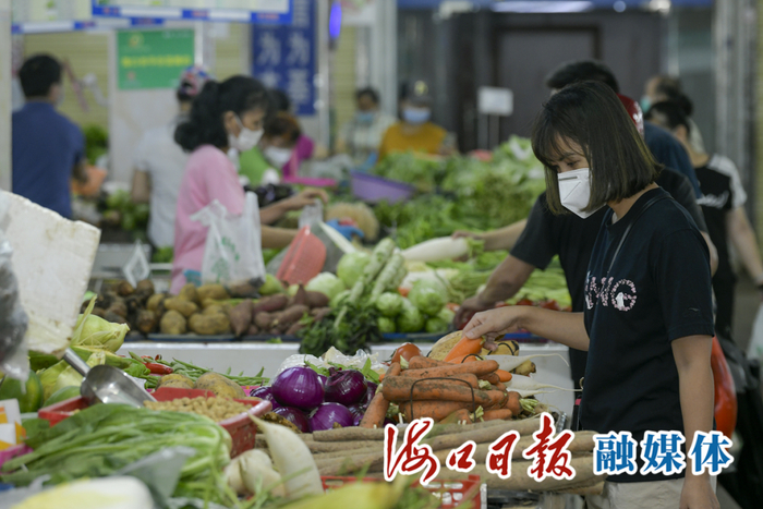美兰区民生农贸市场内各类菜品供应充足，市民正在选购新鲜蔬菜。海口日报融媒体记者 康登淋 摄