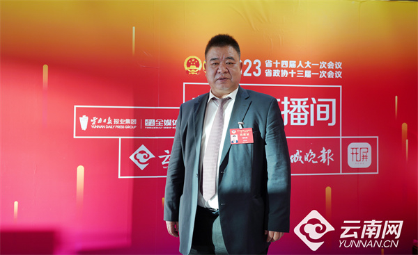 图为曹荣根接受云南网记者采访