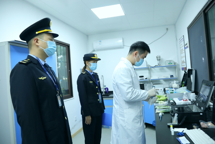 在食品快速检验室里，检测人员正在对食用农产品中农药残留、兽药残留进行快速检测。（何正君 摄）