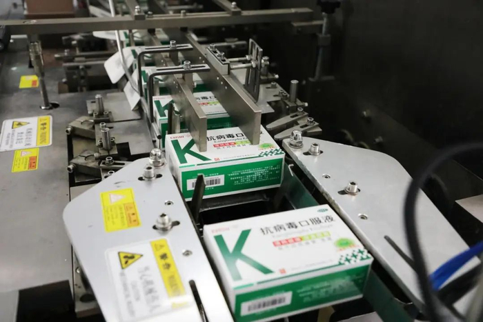 ▲作为广药集团“大南药”板块重要成员，白云山花城药业开足马力生产抗病毒口服液等市场急需药物。