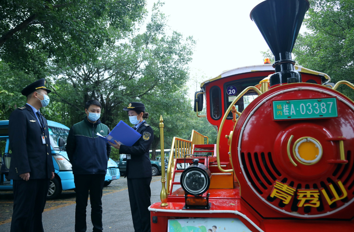 执法人员随机对景区内的观光车进行抽检。（何正君 摄）