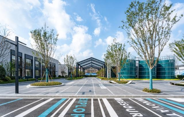 颛桥镇黄二村项目以“区、镇、村、社会资本”四级联合经营，图为龙湖淡水河畔科创园新貌