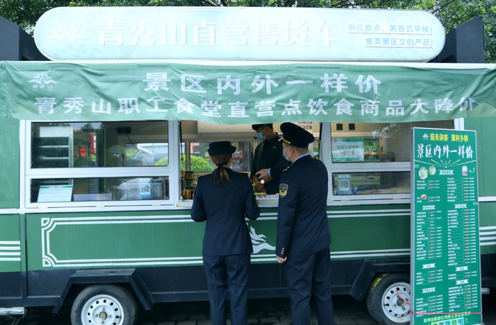 执法人员在一家职工食堂直营点进行检查。（何正君 摄）