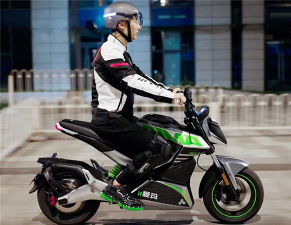 　　爱玛电动车潮酷车型造梦师