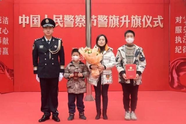1月10日，吴猛遗孀谢开碧（左三）带着孩子领取丈夫的奖章、荣誉证书。（万源市公安局供图）